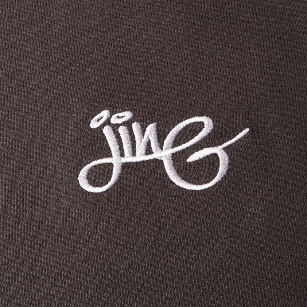 JIN-G SIGNATURE EMBROIDERED TEE CHARCOAL